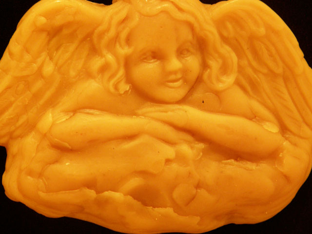 Cherub Christmas Beeswax Ornament from Brown Bag Cookie molds. How-to on Chloe’s Blog | https://chloesblog.bigmill.com/diy-beeswax-ornaments